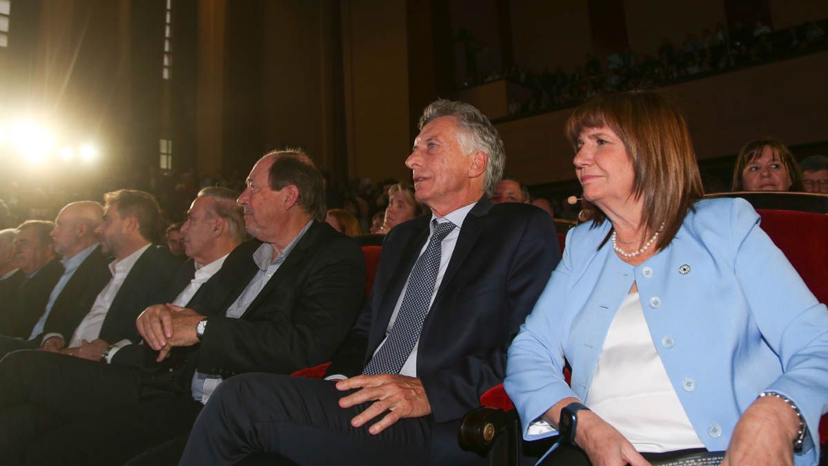 Otros tiempos. Sanz junto a Mauricio Macri y Patricia Bullrich, quienes podrían apoyar a Milei en la segunda vuelta electoral. Otros tiempos. Sanz junto a Mauricio Macri y Patricia Bullrich, quienes podrían apoyar a Milei en la segunda vuelta electoral.