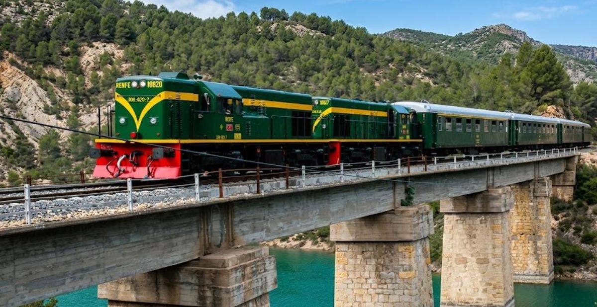 El tren que recorre lagos, túneles y puentes visita además paisajes impresionantes. Foto: turistren.cat&nbsp;