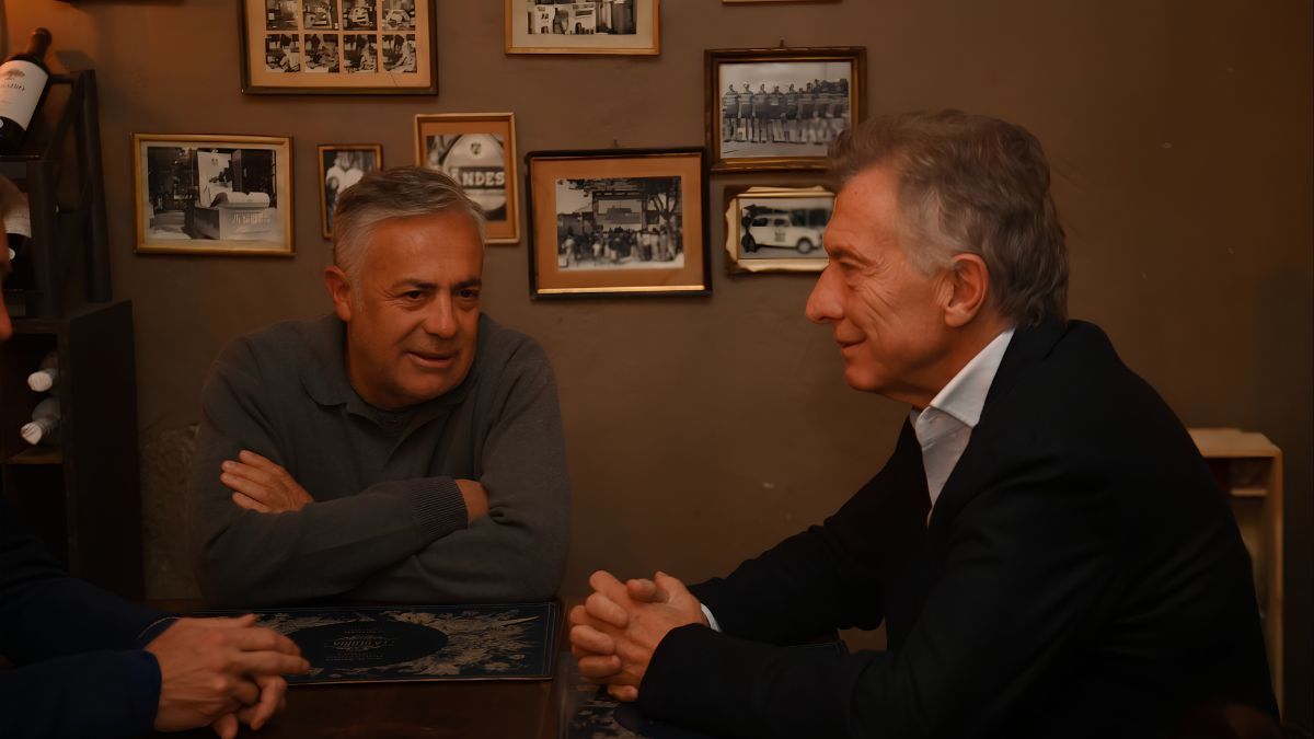 Alfredo Cornejo y Mauricio Macri en una cena que remató la visita del expresidente a Mendoza, en donde el PRO y la UCR volvieron a reunirse en la misma mesa. La escena recordó al armado de Juntos por el Cambio. Alfredo Cornejo y Mauricio Macri en una cena que remató la visita del expresidente a Mendoza, en donde el PRO y la UCR volvieron a reunirse en la misma mesa. La escena recordó al armado de Juntos por el Cambio.