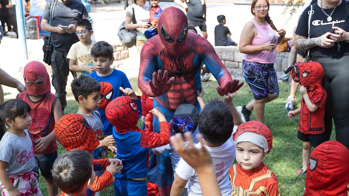 Chicos y grandes vestidos de Spiderman se concentraron en la Plaza Independencia para ayudar a un merendero de La Favorita. Chicos y grandes vestidos de Spiderman se concentraron en la Plaza Independencia para ayudar a un merendero de La Favorita.