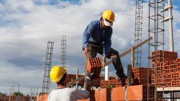 El ministro de Desarrollo Territorial y Hábitat, Jorge Ferraresi, viene a lanzar la construcción de 1.000 casas para Mendoza. Se distribuirán por comunas.