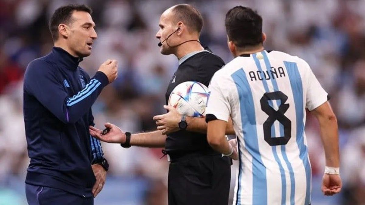 Lionel Scaloni le protesta a Mateu Lahoz y Marcos Acuña se acerca.