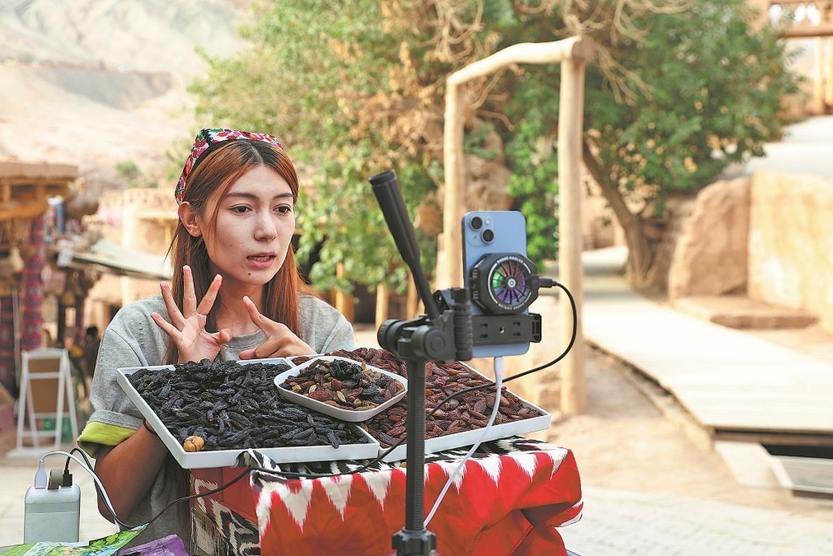 Una vendedora realiza una transmisión en vivo para promocionar sus productos en Turpan, región autónoma uygur de Xinjiang. WANG ZIRU / SERVICIO DE NOTICIAS DE CHINA Una vendedora realiza una transmisión en vivo para promocionar sus productos en Turpan, región autónoma uygur de Xinjiang. WANG ZIRU / SERVICIO DE NOTICIAS DE CHINA 