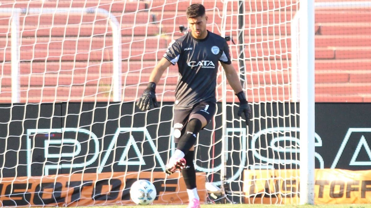 El arquero de Godoy Cruz Franco Petroli ha mostrado mucha seguridad y le han marcado solo un gol en la Copa de la Liga. El arquero de Godoy Cruz Franco Petroli ha mostrado mucha seguridad y le han marcado solo un gol en la Copa de la Liga.