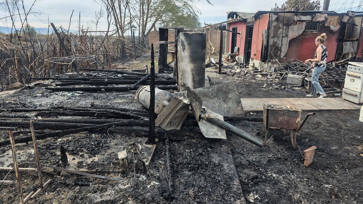 Según los vecinos, los reclamos para limpiar el zanjón vienen desde hace tiempo sin resultados. El incendio por el zonda hizo estragos.