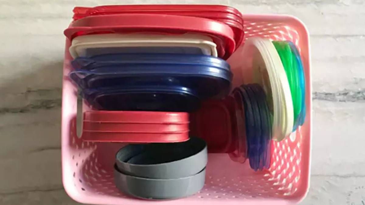 Recicla las tapas sueltas de los envases de plástico que tienes en tu cocina con esta fabulosa idea.