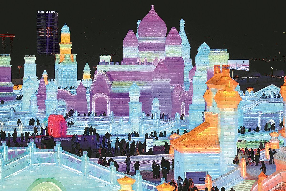 Escena nocturna del Mundo de Hielo y Nieve de Harbin, reconocido por Guinness World Records como el parque de este tipo más grande del mundo. TIAN WEITAO / PARA CHINA DAILY