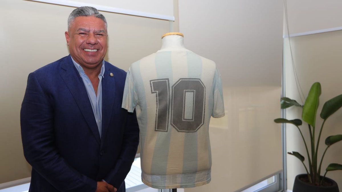 Chiqui Tapia en la AFA con la camiseta que usó Diego Maradona en México 86