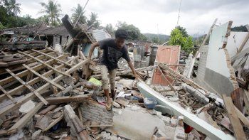 Un terromoto de 7,5 sacudió Indonesia y hay peligro de tsunami
