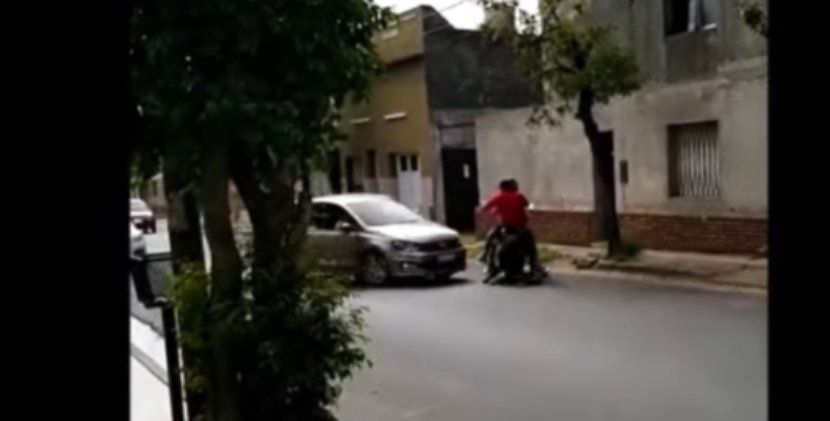 Un hombre quiso hacer justicia por mano propia y terminó ayudando a los motochorros a escapar.