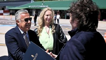 Javier Milei invitó a Alfredo Cornejo a participar de una reunión clave con los gobernadores dialoguistas Javier Milei invitó a Alfredo Cornejo a participar de una reunión clave con los gobernadores dialoguistas