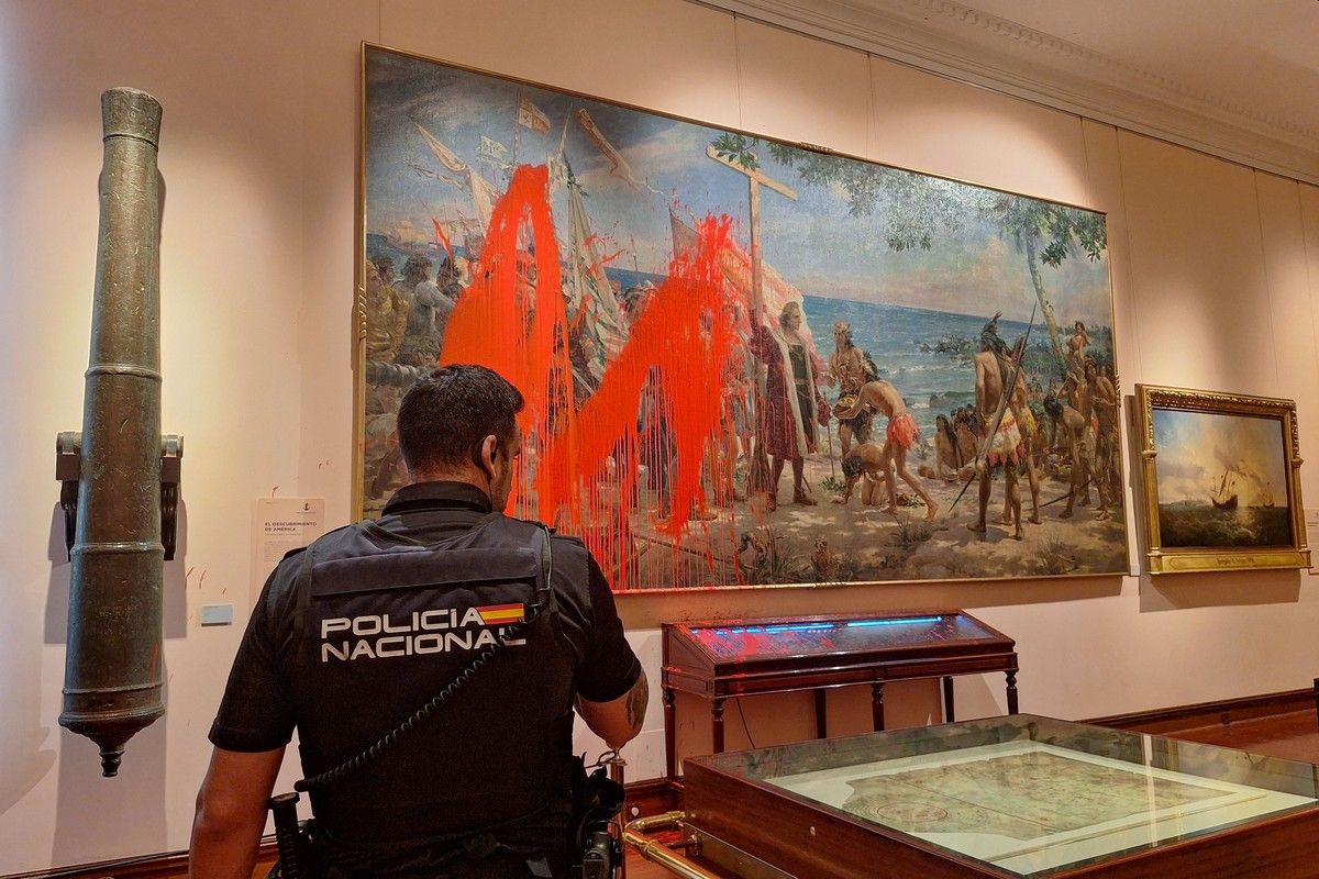 Dos activistas tiraron pintura roja en un cuadro de Cristóbal Colón