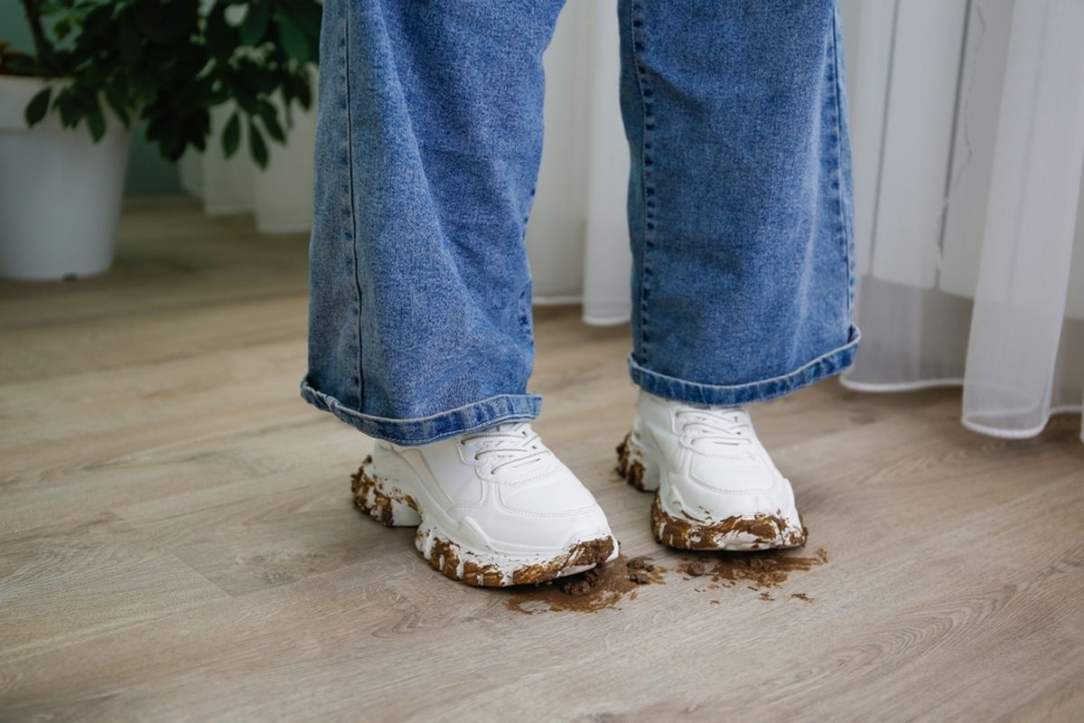 Procura quitarte el calzado antes de ingresar a casa para ayudar en la limpieza del hogar y prevenir la suciedad.