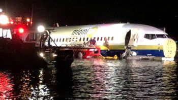 Un avión se salió de la pista al aterrizar y terminó en un río de Florida