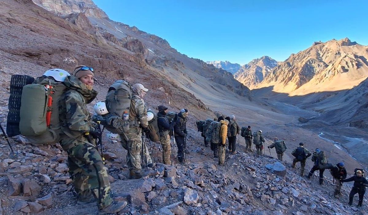 Miembros del Ejército Argentino llegaron a la cumbre del Aconcagua. Luis Petri los reconocerá en un acto en Mendoza. Miembros del Ejército Argentino llegaron a la cumbre del Aconcagua. Luis Petri los reconocerá en un acto en Mendoza.