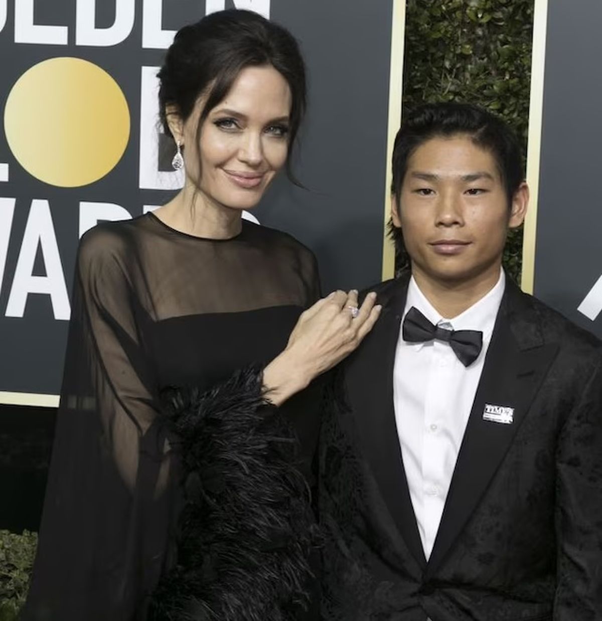 Pax junto a su madre Angelina Jolie. El joven de 20 años fue internado de urgencia tras sufrir un accidente en su bicicleta Pax junto a su madre Angelina Jolie. El joven de 20 años fue internado de urgencia tras sufrir un accidente en su bicicleta