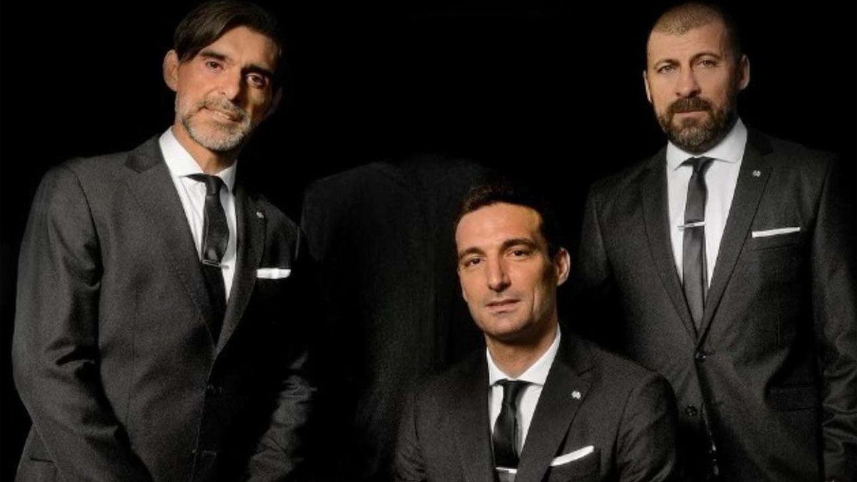 Roberto Ayala, Lionel Scaloni y Walter Samuel posaron para laas fotos.