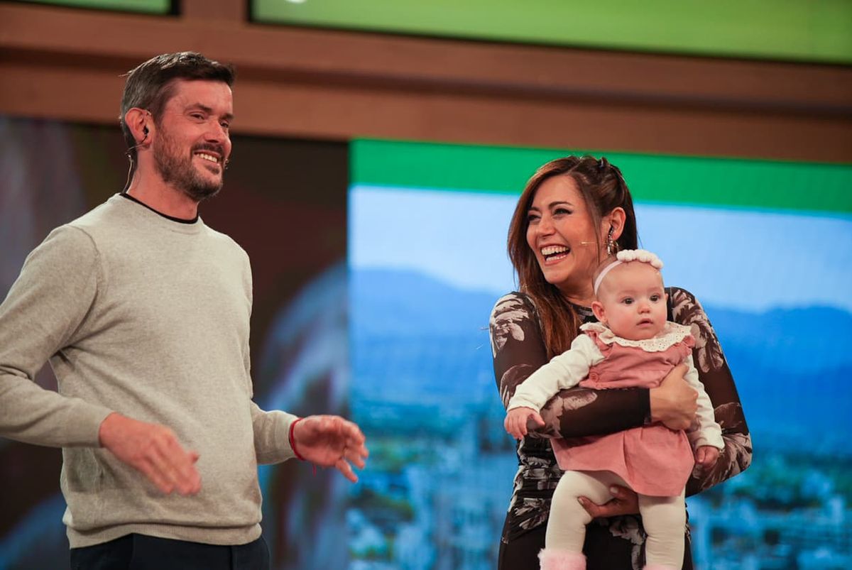 La conductora de El Siete Gisela Campos volvió a El Siete tras ser mamá y presentó en cámara a su beba Guillermina. La conductora de El Siete Gisela Campos volvió a El Siete tras ser mamá y presentó en cámara a su beba Guillermina.