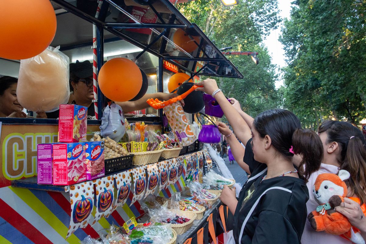 Sobre la Arístides se instalaron stands de productos y golosinas que estaban ambientados a la celebración de Halloween. Sobre la Arístides se instalaron stands de productos y golosinas que estaban ambientados a la celebración de Halloween.