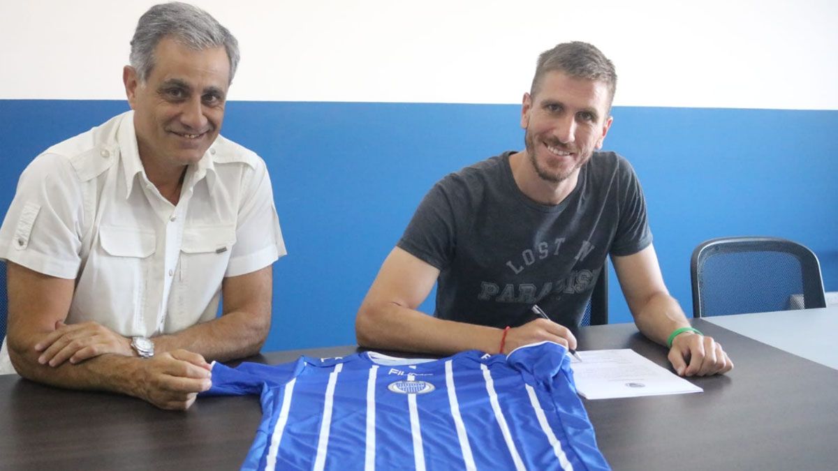 Federico Rasmussen llegó a Godoy Cruz firmó el contrato el pasado 3 de enero. Ahora se le extendió el convenio hasta el año 2026 y el club se aseguró el 70% del pase. Federico Rasmussen llegó a Godoy Cruz firmó el contrato el pasado 3 de enero. Ahora se le extendió el convenio hasta el año 2026 y el club se aseguró el 70% del pase.