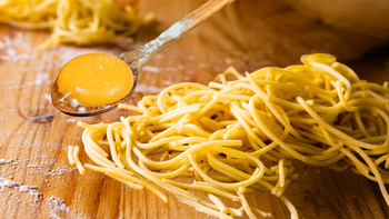 Cómo hacer Fideos caseros al puro huevo: la receta fácil con 4 ingredientes y el clásico tuco de la abuela Cómo hacer Fideos caseros al puro huevo: la receta fácil con 4 ingredientes y el clásico tuco de la abuela