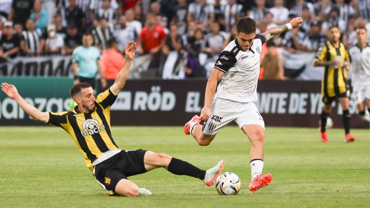 Nicolás Romano cayó dentro del área y el árbitro ni siquiera revisó la jugada. 