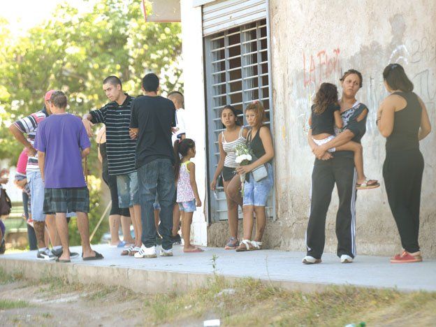 Fue a buscar a un sobrino y lo ejecutaron de un disparo en un asalto