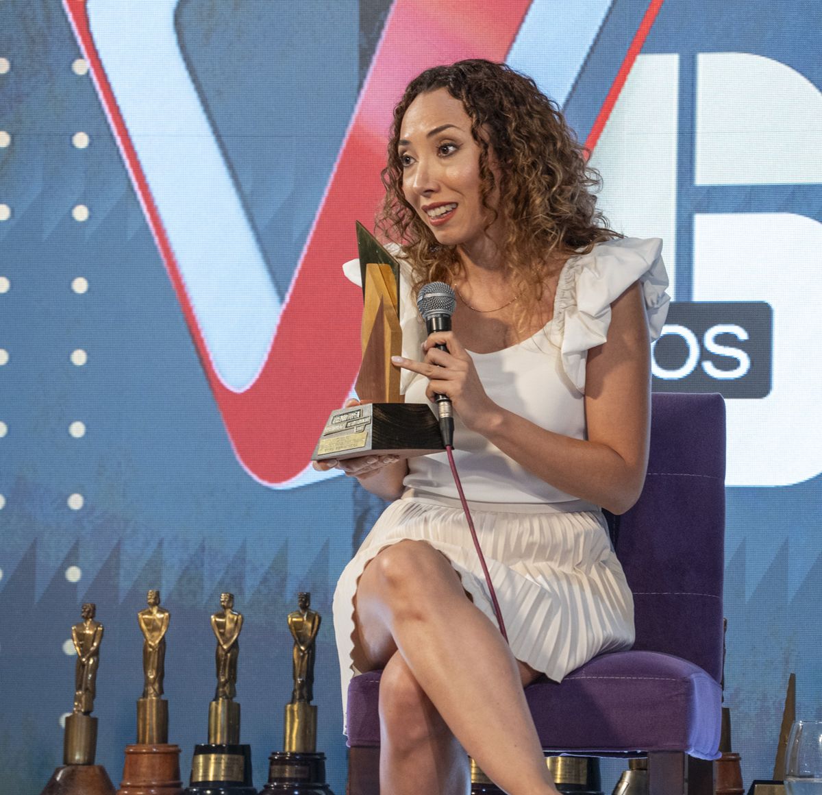 Sofía Fernández y su premio de FOPEA.