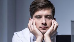 Apoyar la barbilla sobre la mano: qué significa según la psicología del comportamiento