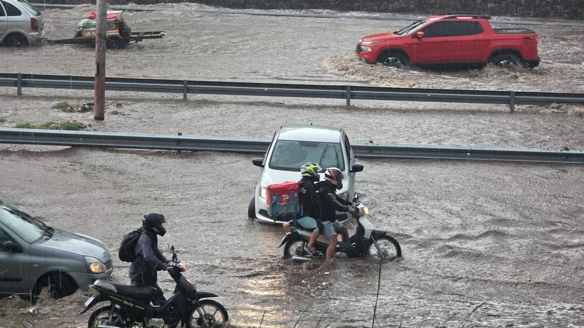 Accesos colapsados tras la intensa tormenta de este viernes.