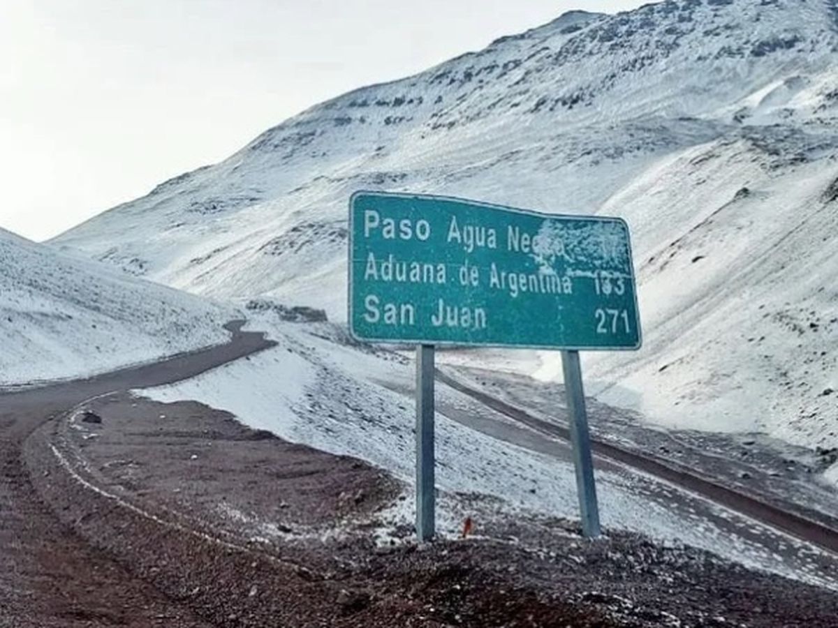 Una intensa nevada complicó el paso a Chile por Agua Negra, en San Juan. Está habilitado para vehículos de alto porte. Una intensa nevada complicó el paso a Chile por Agua Negra, en San Juan. Está habilitado para vehículos de alto porte.