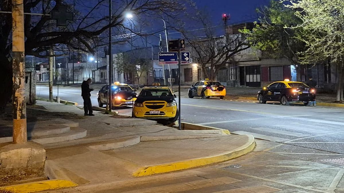 Personal de Guaymallén trabajó en el accidente, pero el taxi quedó en el lugar. Personal de Guaymallén trabajó en el accidente, pero el taxi quedó en el lugar.