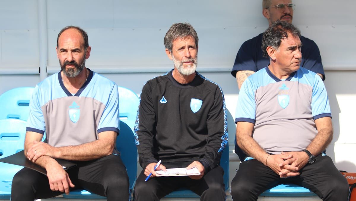 Darío Alaniz en el medio junto al preparador físico Adrián Rodríguez y Martín Pupato, uno de sus ayudantes de campo.