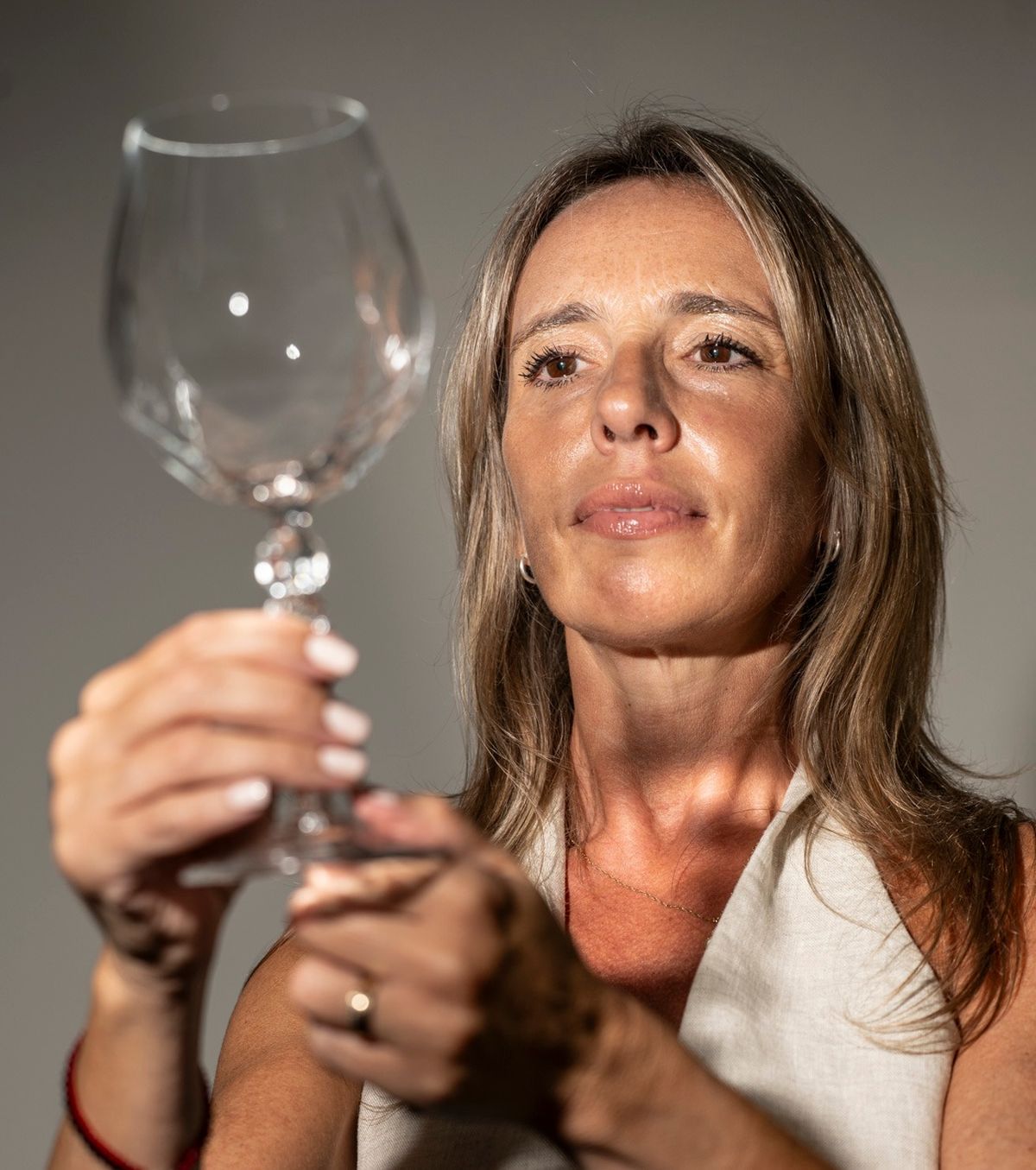 Gracias a su tesis en Diseño de Interiores, Cecilia Ruiz descubrió el mundo del vino y se fascinó con la producción de copas. Gracias a su tesis en Diseño de Interiores, Cecilia Ruiz descubrió el mundo del vino y se fascinó con la producción de copas.
