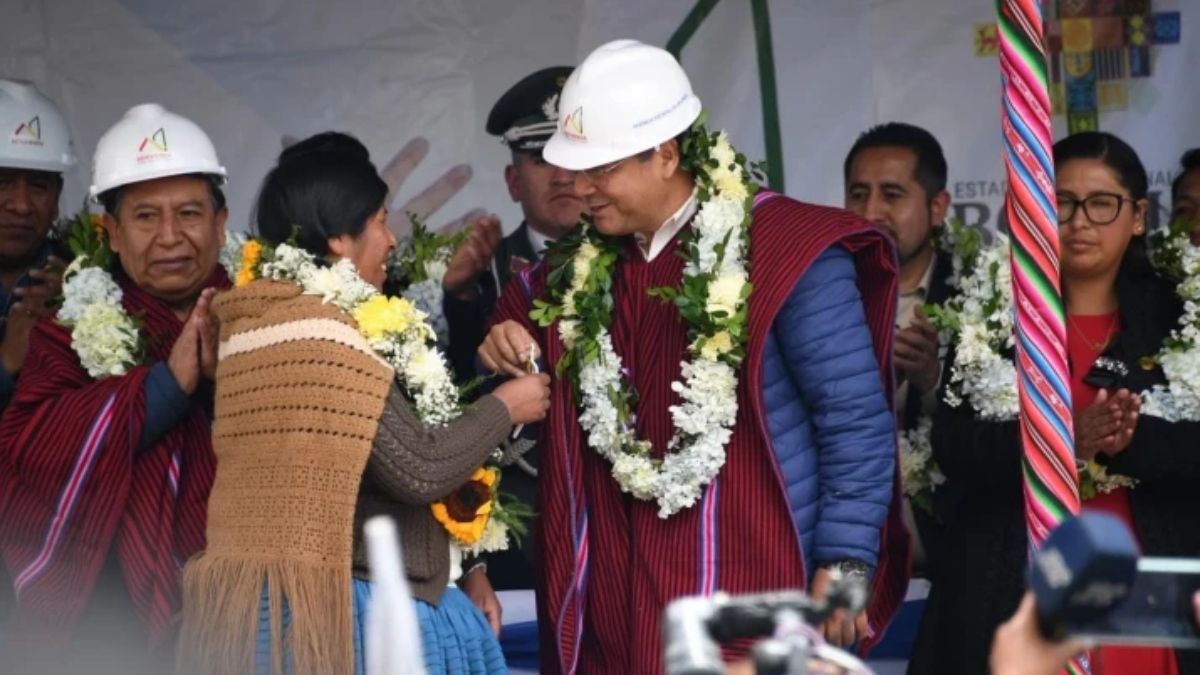 El presidente Luis Arce saluda a ciudadanos en un acto celebrado en El Alto, departamento de La Paz. El gobierno de Arce ha fomentado la extracción de minerales críticos, la producción de biocombustibles y la apertura de nuevos pozos petroleros (Imagen: Asamblea Legislativa Plurinacional, CC BY) El presidente Luis Arce saluda a ciudadanos en un acto celebrado en El Alto, departamento de La Paz. El gobierno de Arce ha fomentado la extracción de minerales críticos, la producción de biocombustibles y la apertura de nuevos pozos petroleros (Imagen: Asamblea Legislativa Plurinacional, CC BY)