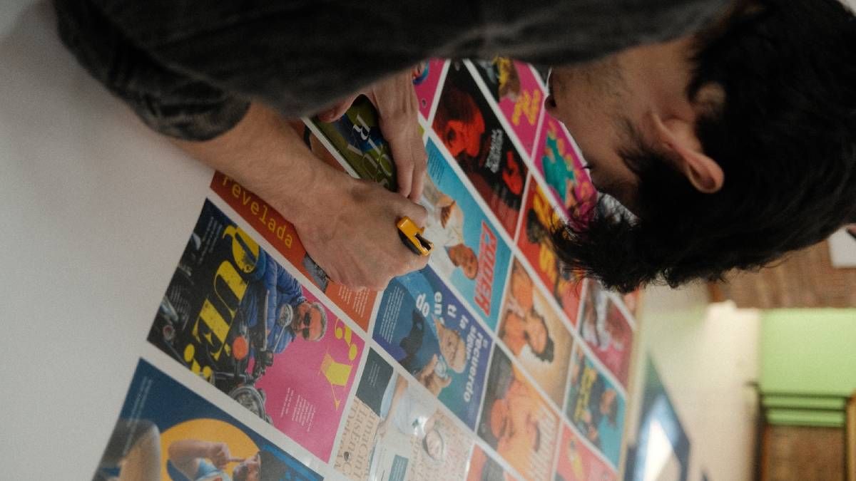 Con las pruebas de impresión de los afiches de la muestra que presentarán los alumnos de Diseño de la UNCuyo.