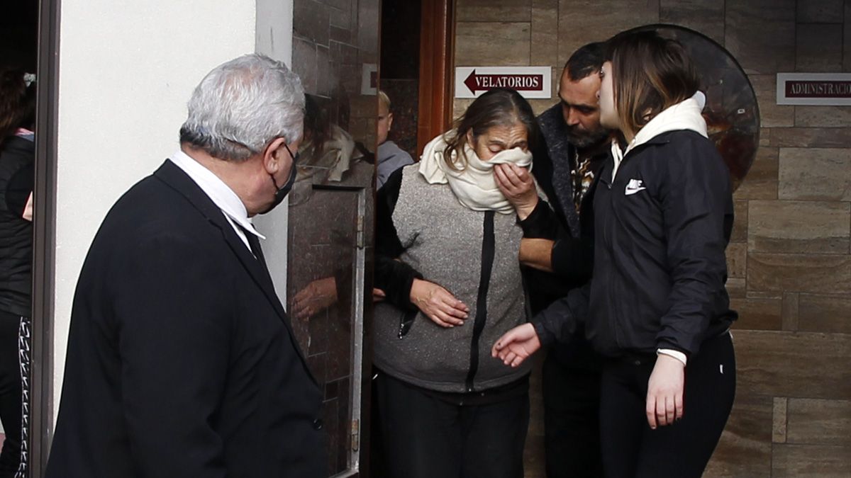 La madre del joven asesinado a puñaladas en Mar del Plata, durante el velatorio se mostró abatida por la pérdida de su hijo