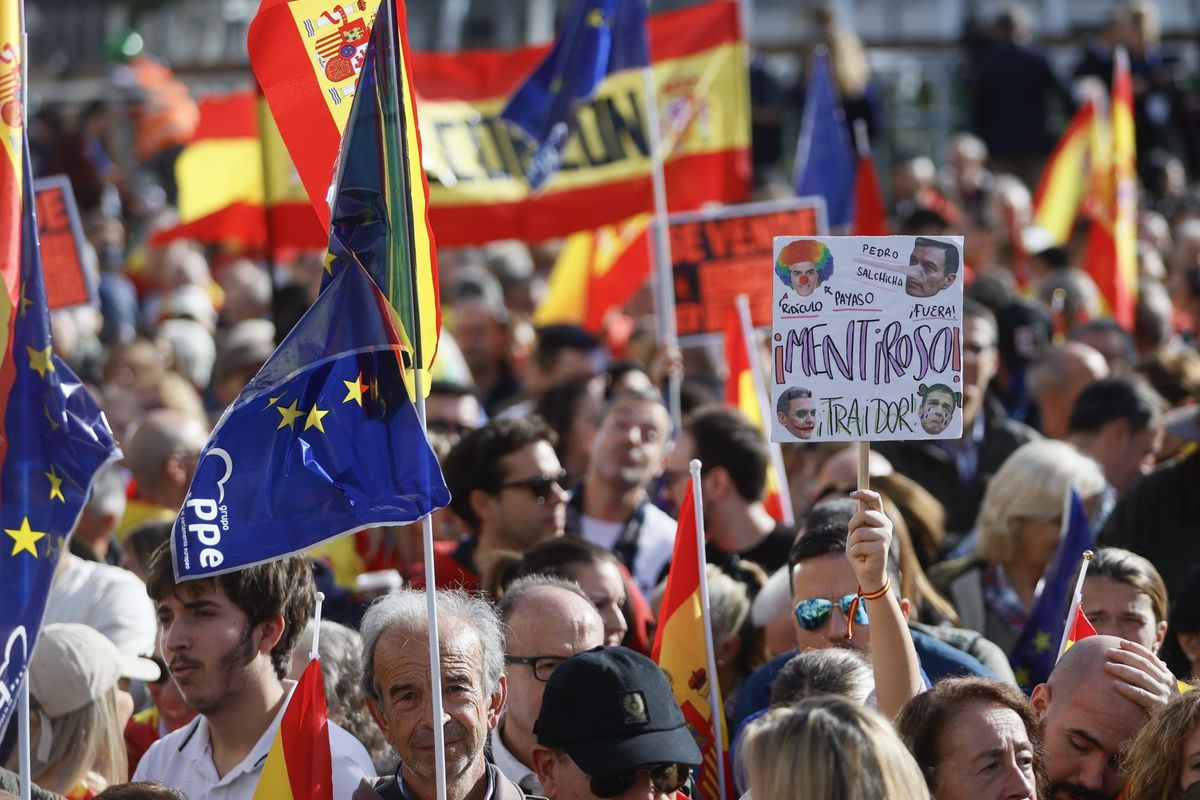 Multitudinarias marchas en España para frenar la amnistía impuesta por Sánchez. Multitudinarias marchas en España para frenar la amnistía impuesta por Sánchez.