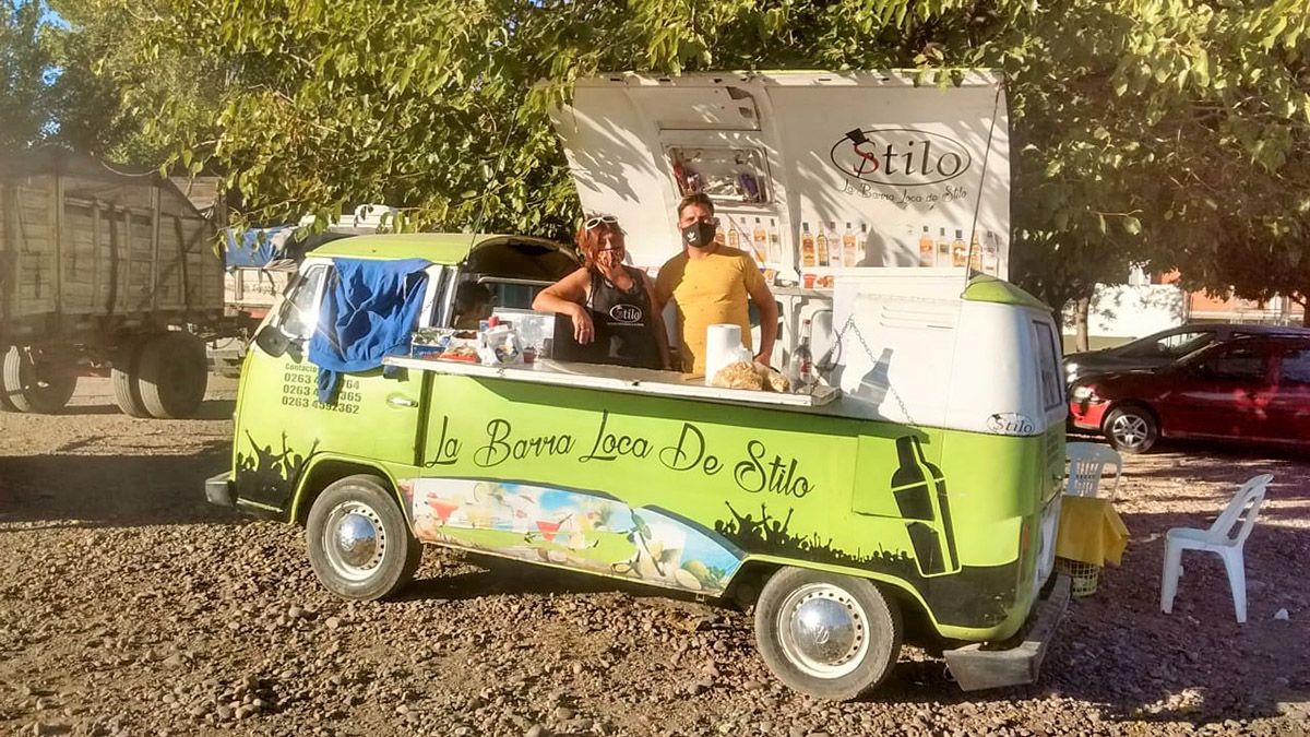 Amanda y Ricardo brindan un servicio gastronómico a los camioneros que esperan en el protón de la bodega, esperando descargar para moler