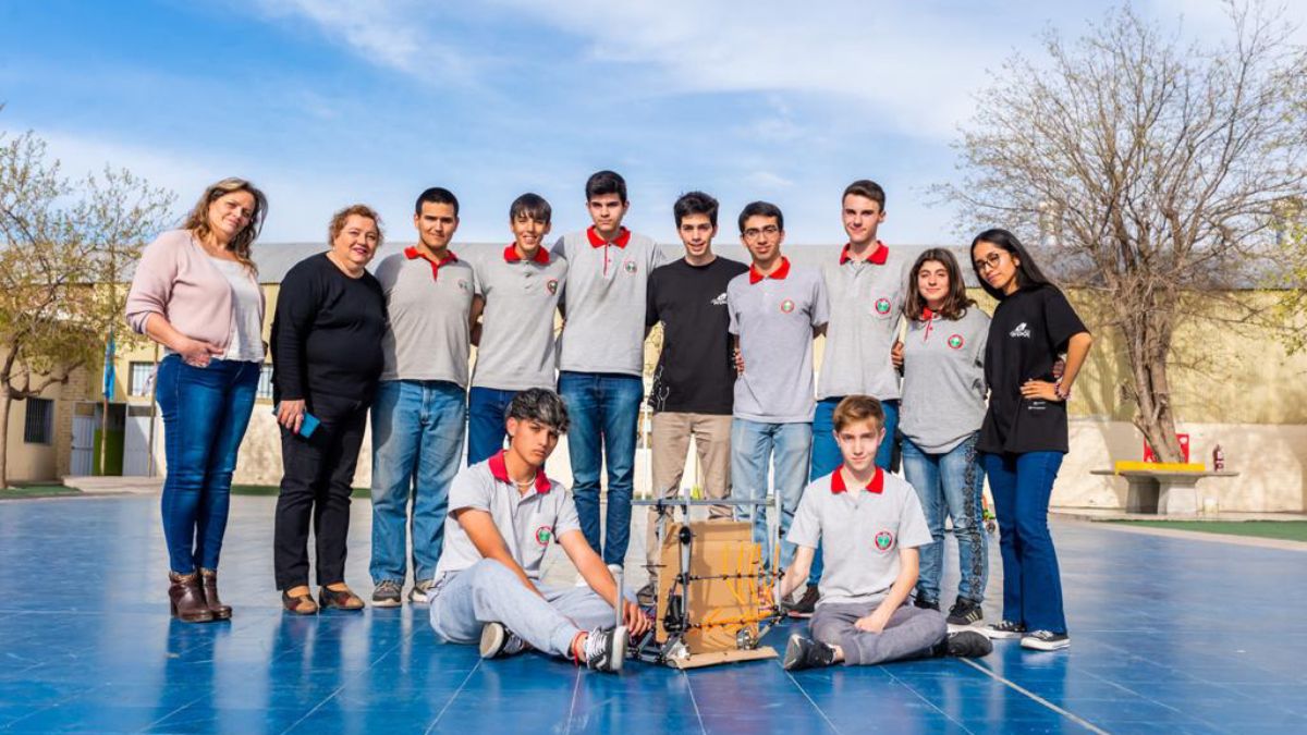 Este es el equipo de alumnos de la escuela Toms Alva Edison que representarn a Argentina en el Mundial de Robtica. Aqu junto con directivos del establecimiento.