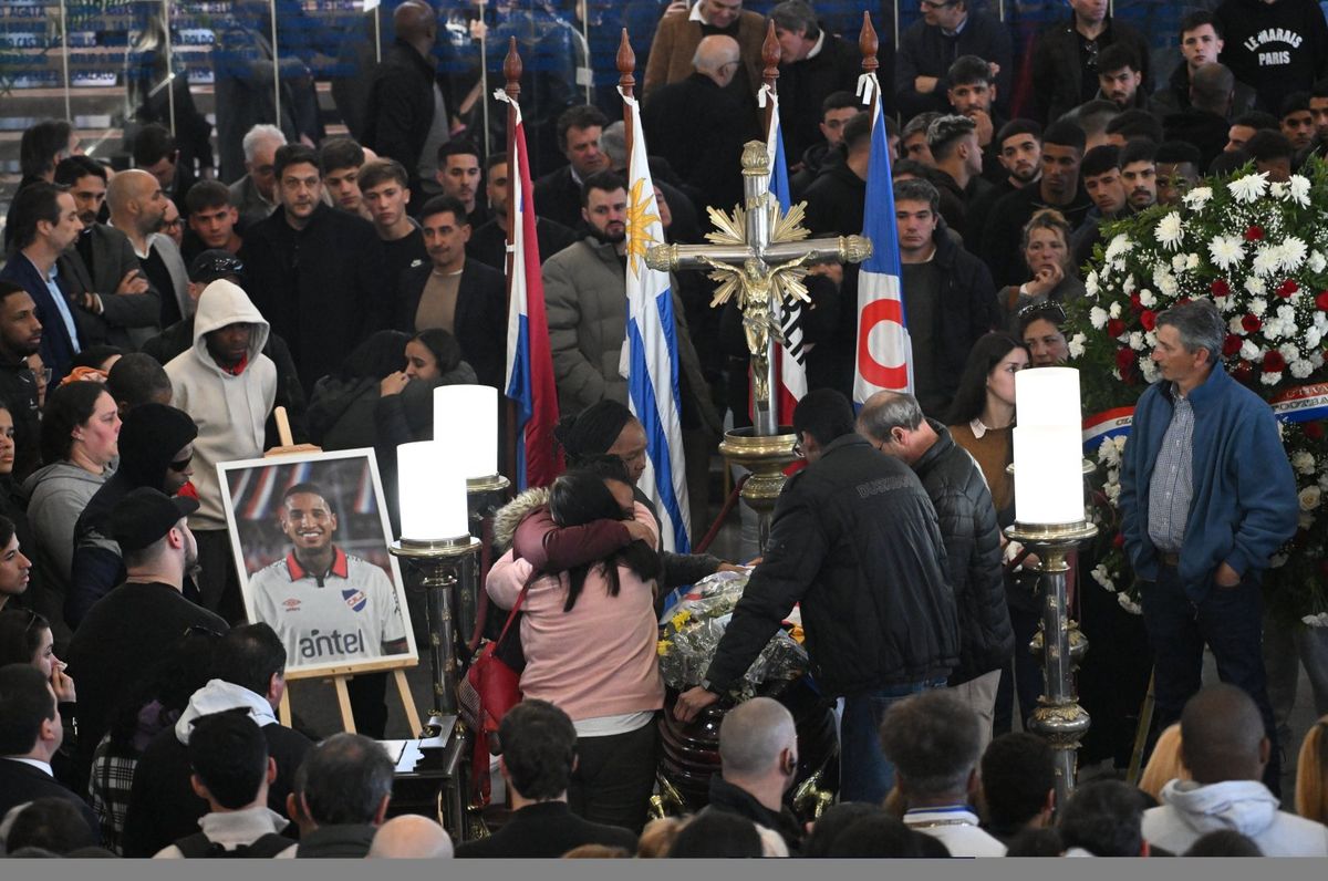 Familiares, amigos e hinchas de Nacional despidieron a Juan Izquierdo. Familiares, amigos e hinchas de Nacional despidieron a Juan Izquierdo.