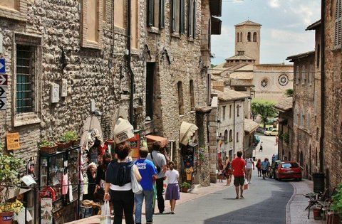 Italia ofrece vacaciones gratis a las parejas que quieran concebir hijos