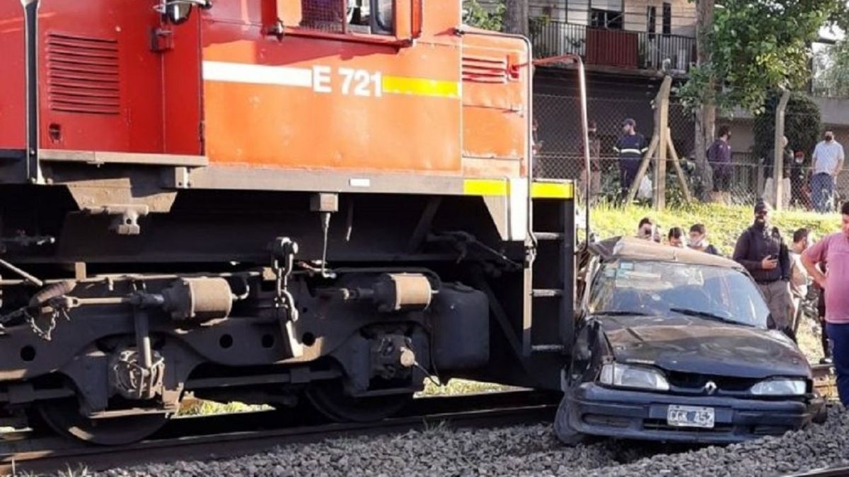 Milagro en las vías. Video: su auto se quedó en las vías y salvó su vida de milagro.