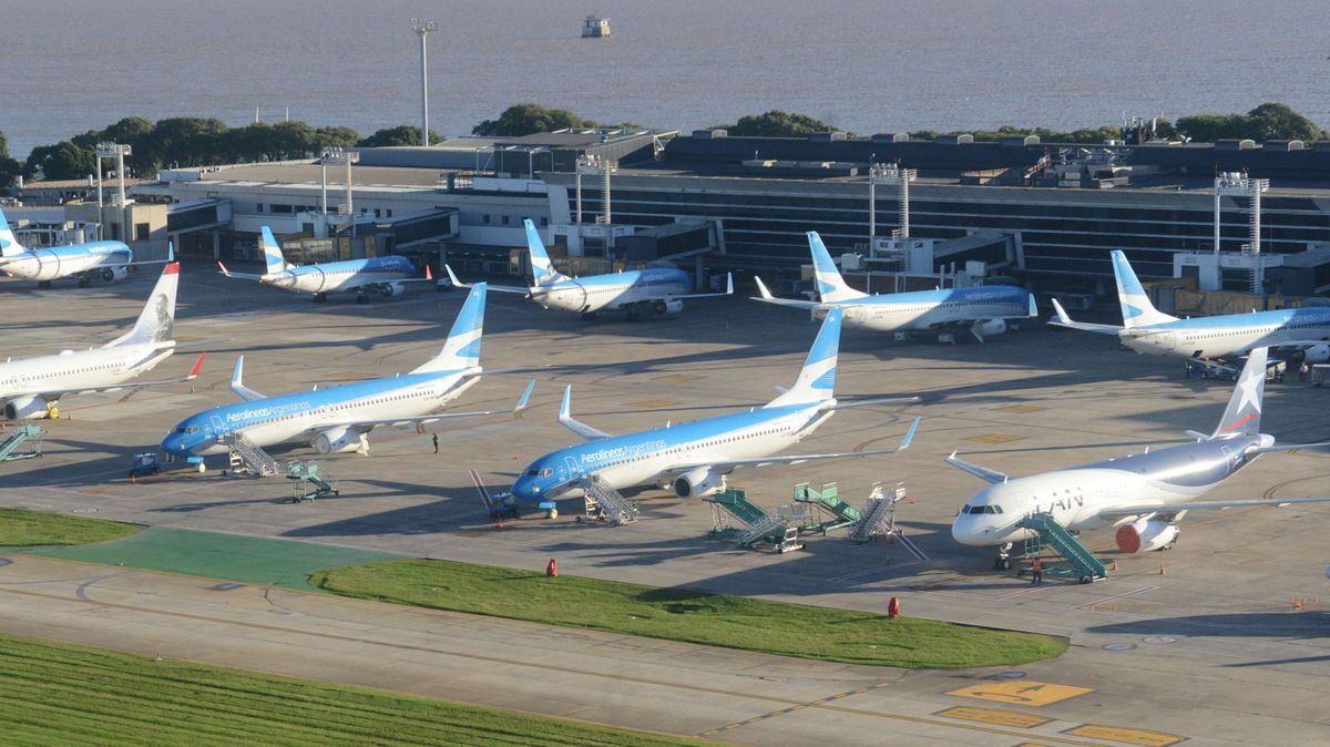 Manuel Adorni, vocero de Javier Milei, detalló sobre los despidos y retiros en Aerolíneas Argentinas.