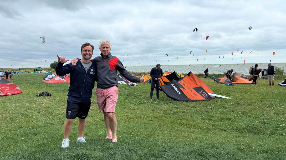Practicando kitesurf con un anestesista amigo, el profesor Anthony Absalom, y aprovechando a experimentar los famosos vientos de Países Bajos. Practicando kitesurf con un anestesista amigo, el profesor Anthony Absalom, y aprovechando a experimentar los famosos vientos de Países Bajos.