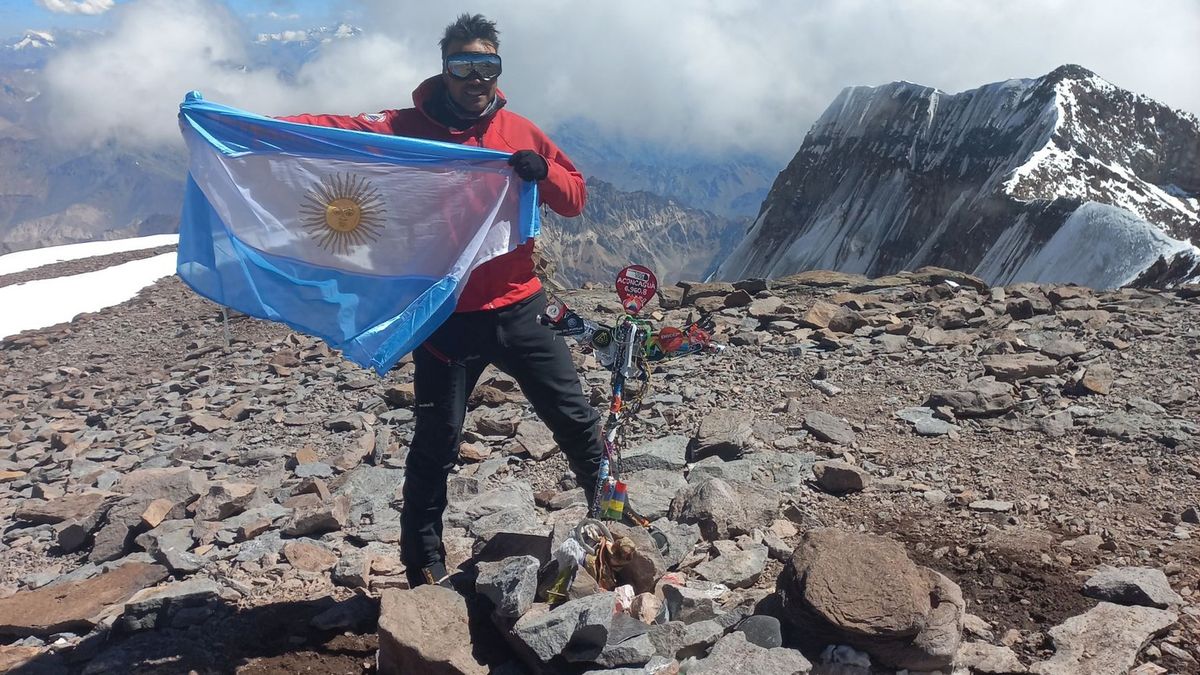 El policía de la Patrulla de Rescate Oscar Tato Mayorga logró 50 cumbres en el Aconcagua y con ellas consechó infinidad de historias.