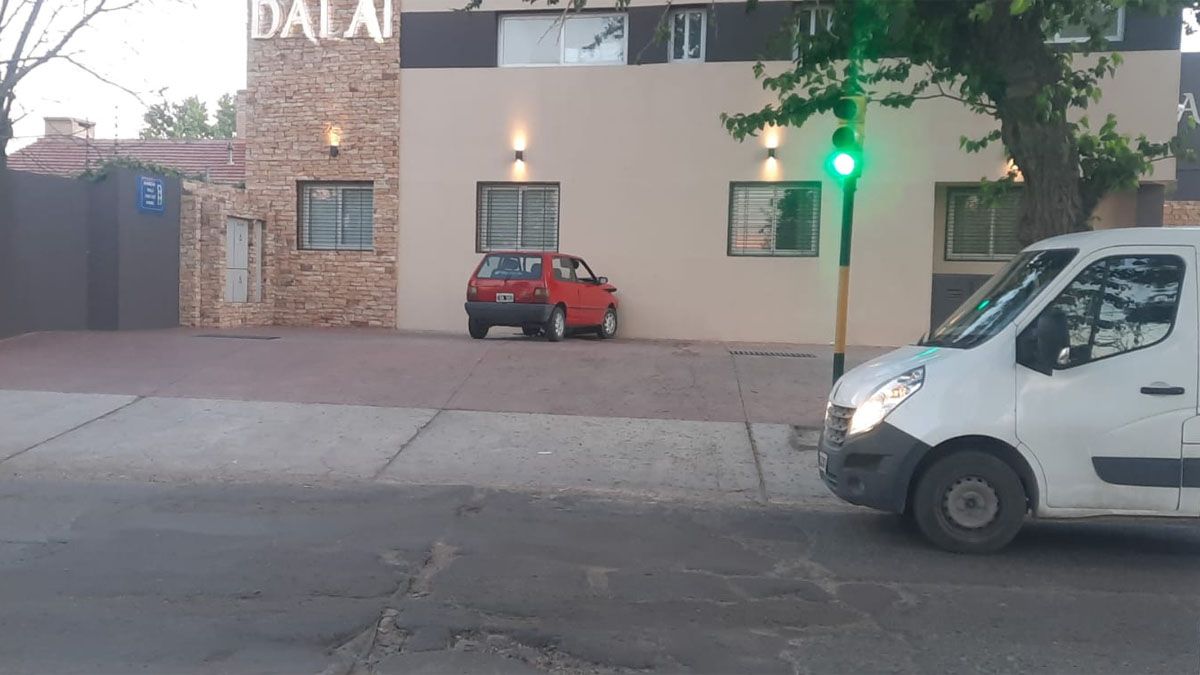 Así quedó el auto conducido por un hombre que quiso escapar de la Policía por estar ebrio.