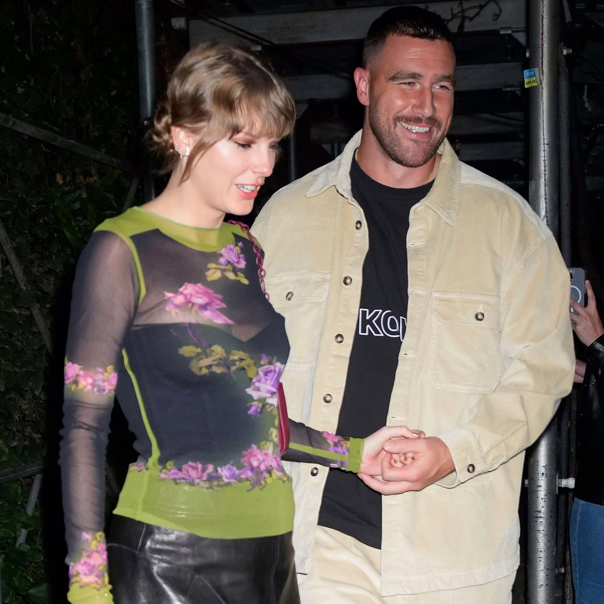 Enamorados. Taylor Swift a los besos con su novio Travis Kelce en River.