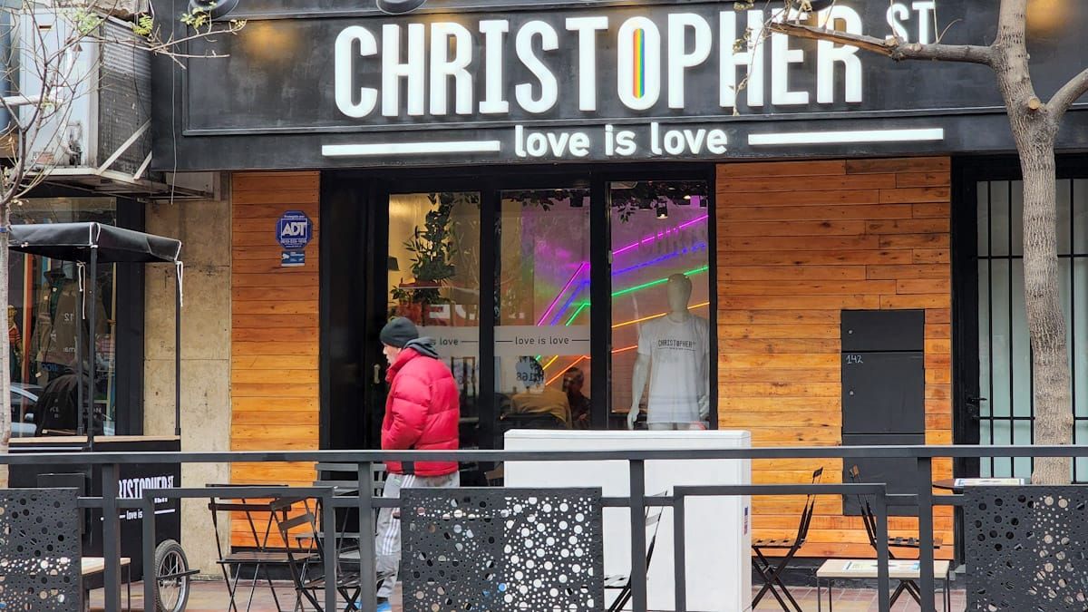 El amor es el amor dice en inglés debajo de Christopher