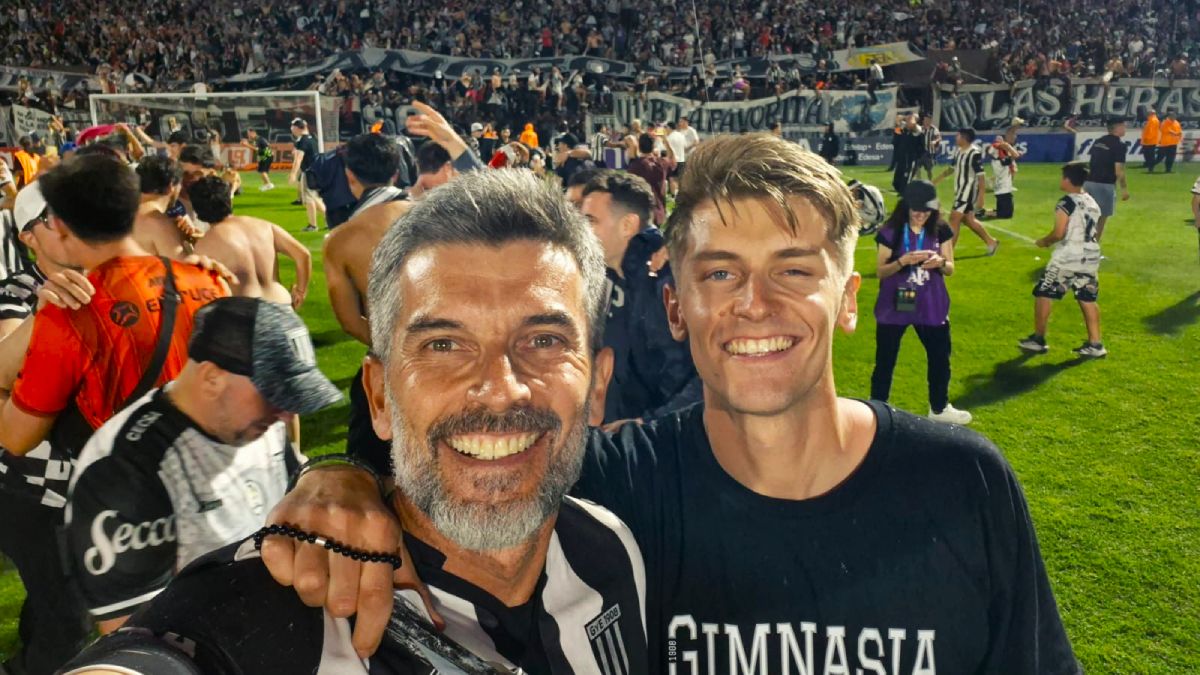 El intendente de la Ciudad de Mendoza, Ulpiano Suarez, celebrando con su hijo Lautaro el triunfo y ascenso de Gimnasia y Esgrima dentro del campo de juego de Platense, escenario de la final de la Primera Nacional.